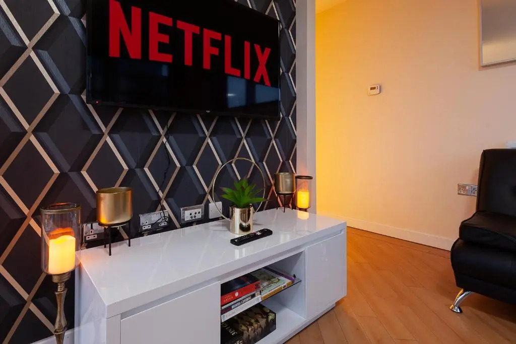 2 Bedroom 2 Bathroom Apartment in Central Milton Keynes with Free Parking and Smart TV - Contractors, Relocation, Business Travellers