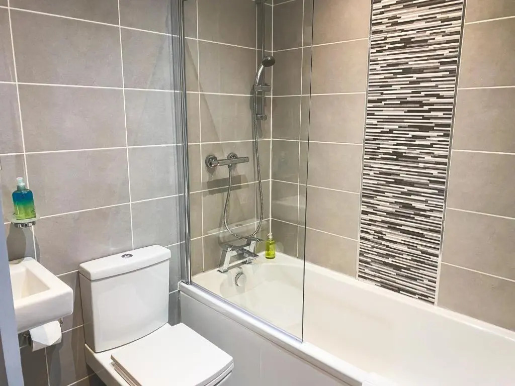 Zen Modern 2 Bedroom Apartment close to city centre ideal for a group of 4-6