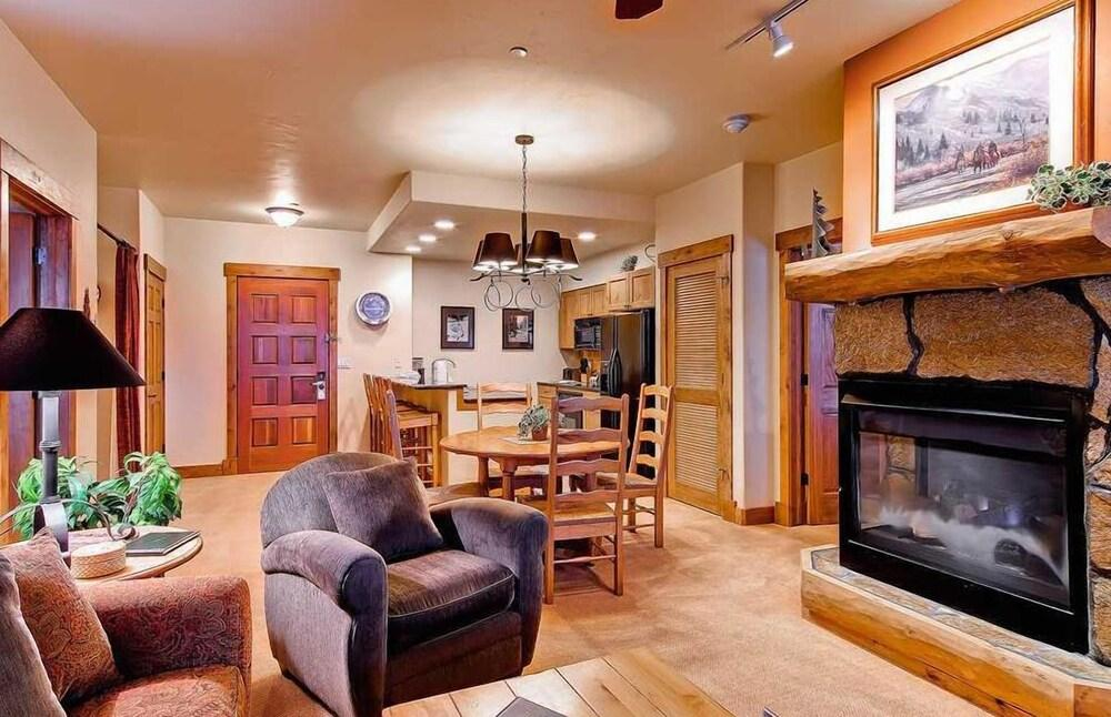 3205 Champagne Lodge, Trappeur's Crossing Apartment 2