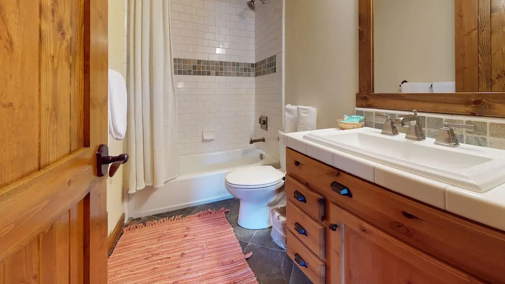 Snowcreek VI The Lodges 1130 Pet-Friendly, Beautiful and Spacious, Garage and Washer Dryer by RedAwning
