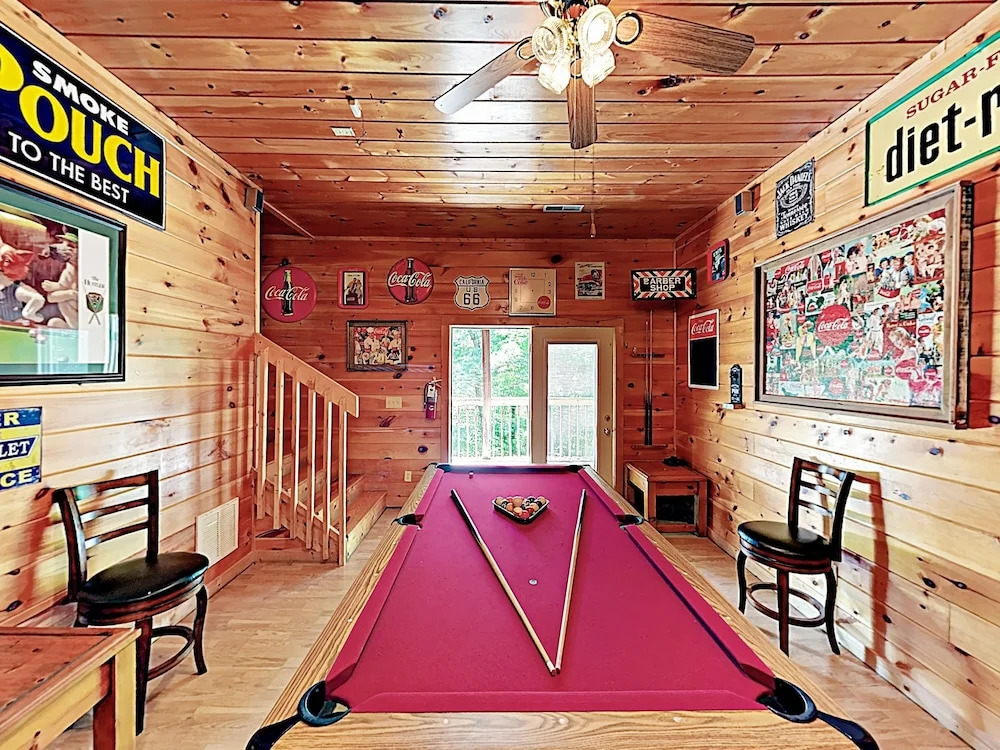 Updated Parkway Retreat W/ Hot Tub & Game Room 3 Bedroom Cabin
