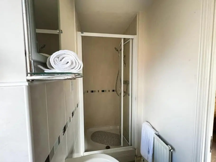 Lovely 4 Bedroom Apartment With Free Internet, study and Parking