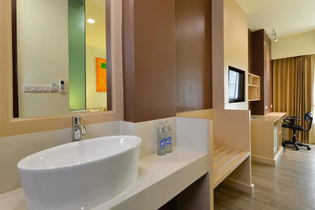 iCheck inn Gems Center Silom