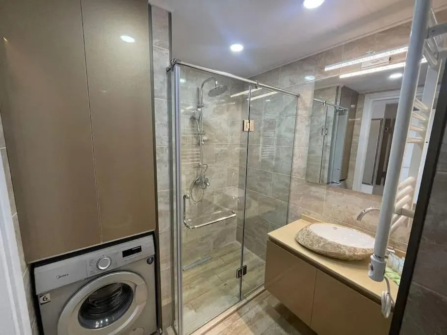 Leo Group Luxury Apartment 1834 Alliance Palace