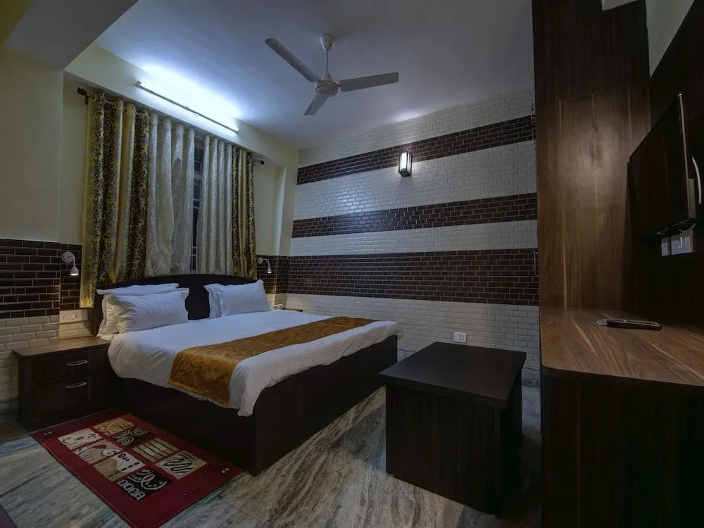 OYO 13465 Greendot Hotel