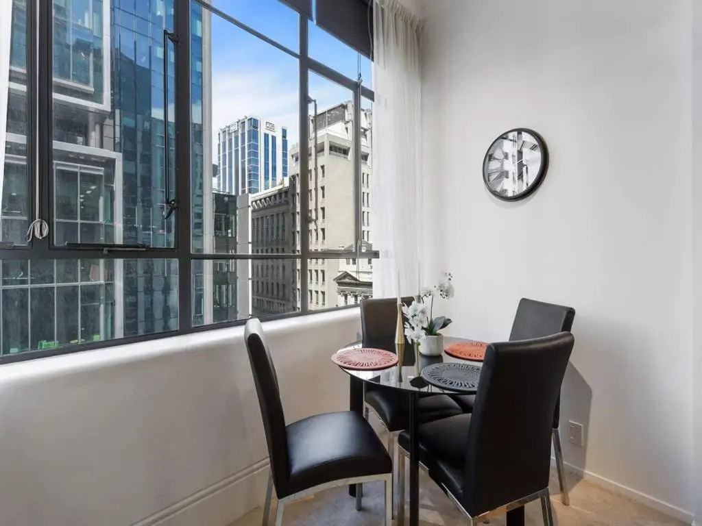Cosy & Comfy studio on Queen St. by Zodiak Stays