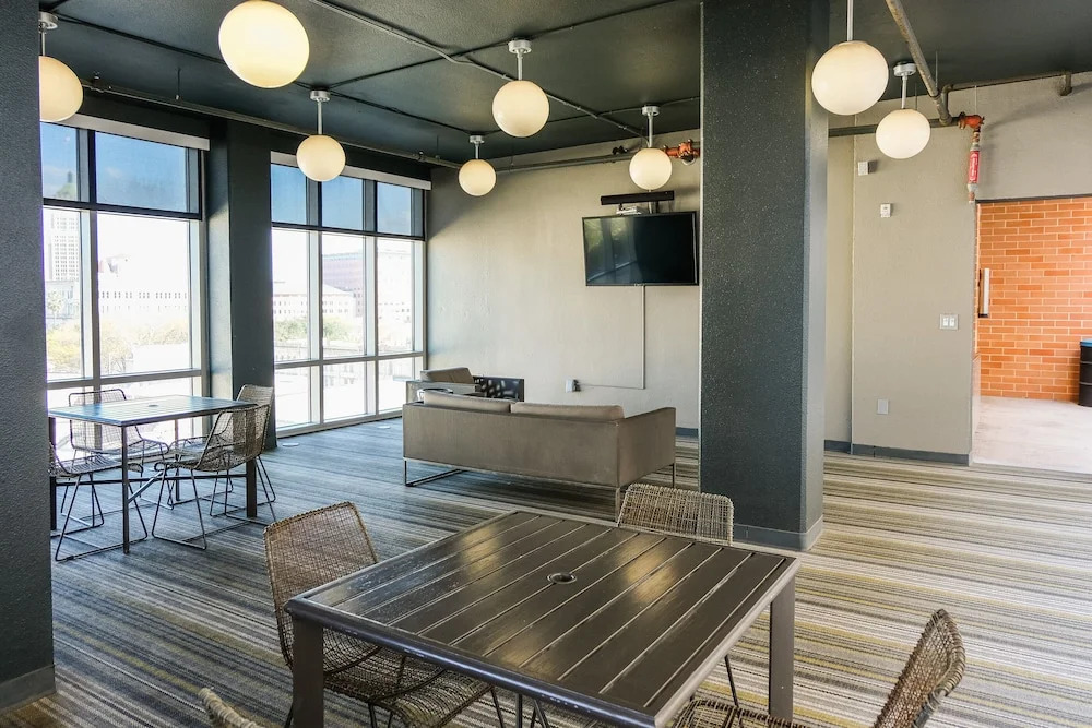 Downtown 1 BR and 2 BR Apts near Riverwalk by Frontdesk