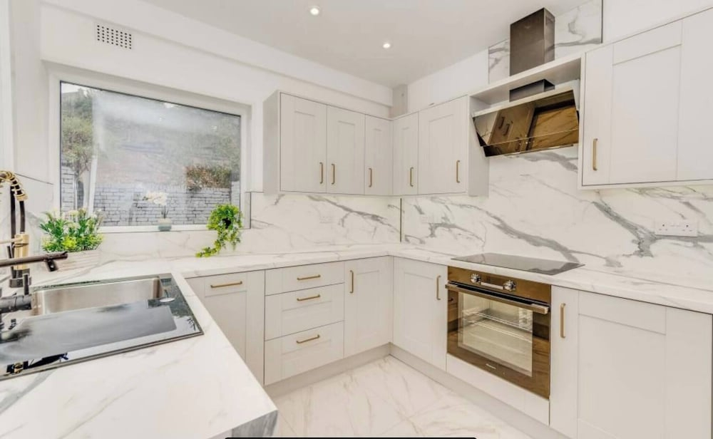 Central 4 bed Home in Ecclesall Near Peaks