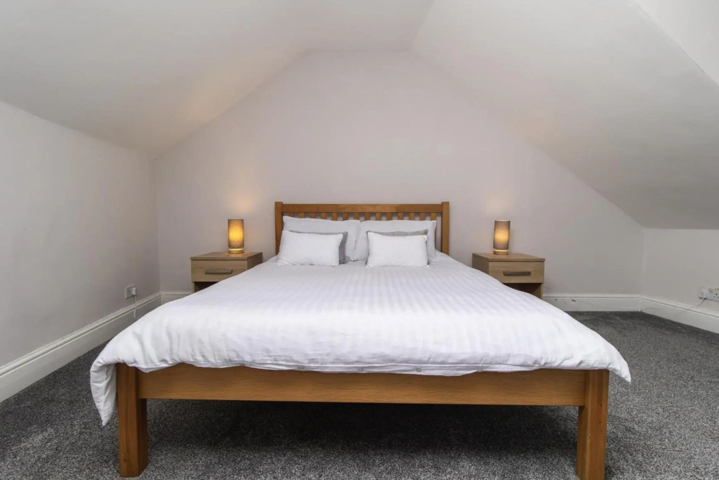 Find "DWELLCOME HOME Ltd" site for 10oo10 assurance from past guests - Huge 4 Bedroom Townhouse with 7 beds, 3 kings, 1 double, 2 singles, double sofa bed 100 Mbps broadband, free parking, Miles better than a hotel