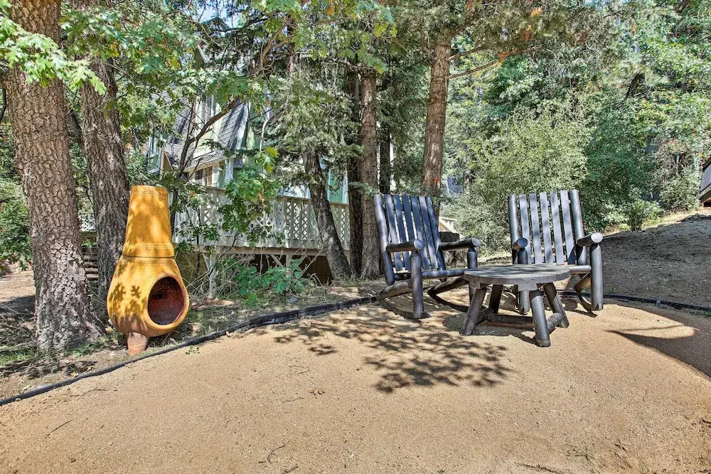 Big Bear Lake Cabin w/ Hot Tub < 1 Mi to Skiing!