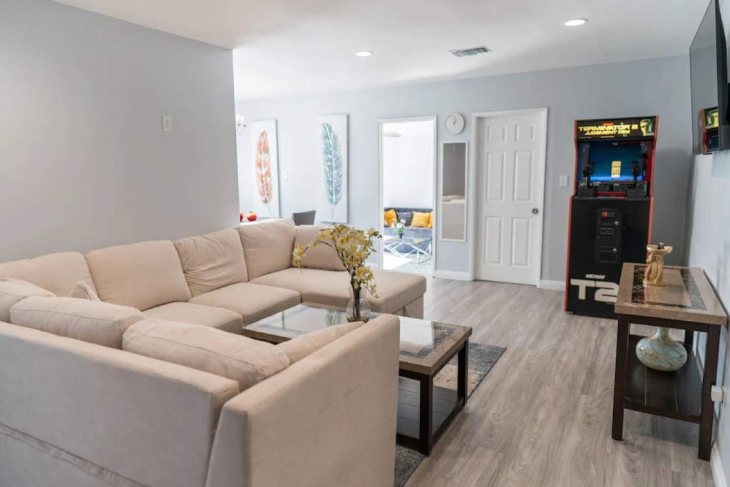 5-BEDROOM HOME RENOVATED IN 2023 NEAR DISNEYLAND (p61)