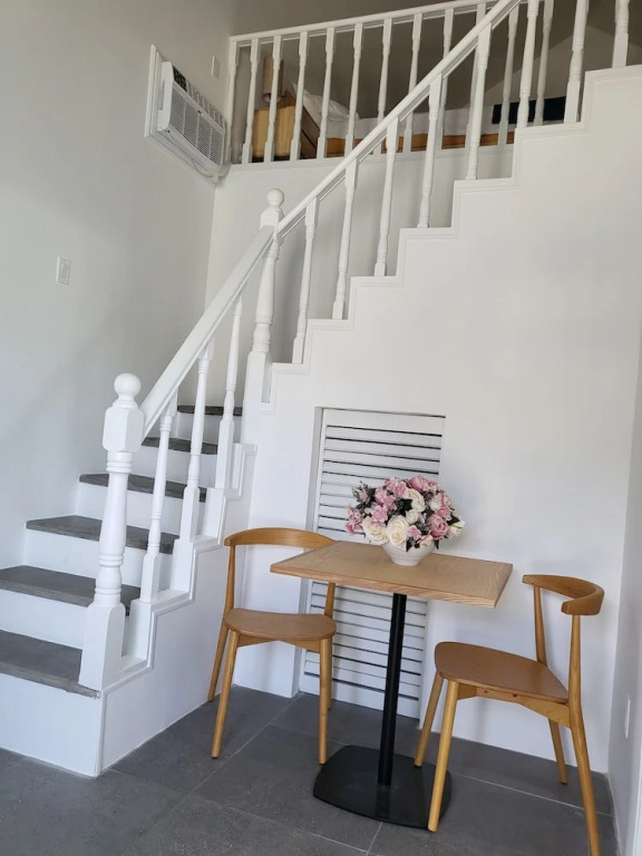 Crawlbay Suites Hotel