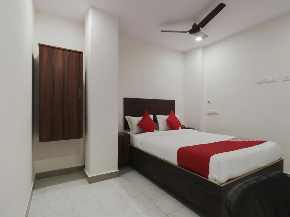 Sujatha Nirmala Convent Road by OYO Rooms
