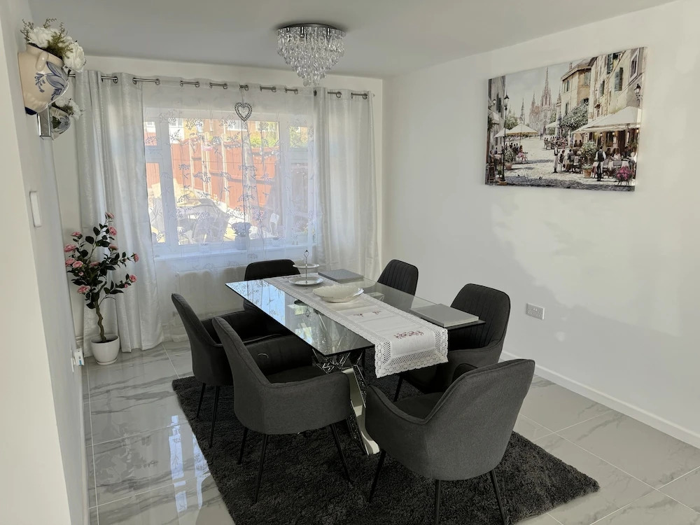 Modern 3-bed Hideaway Near Westgate With Parking