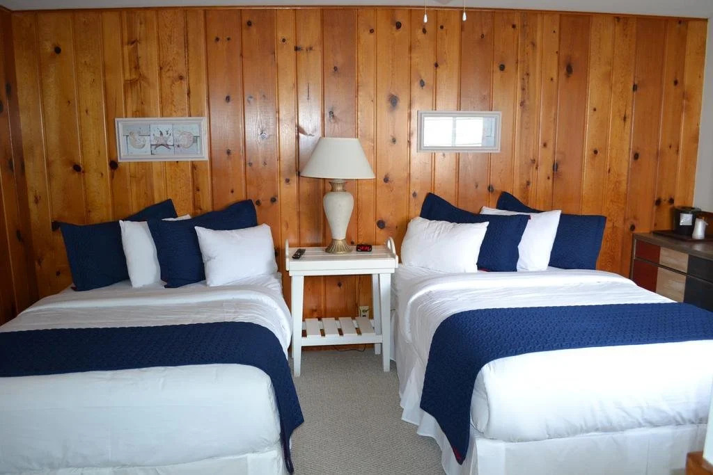Buzz's Lakeside Inn