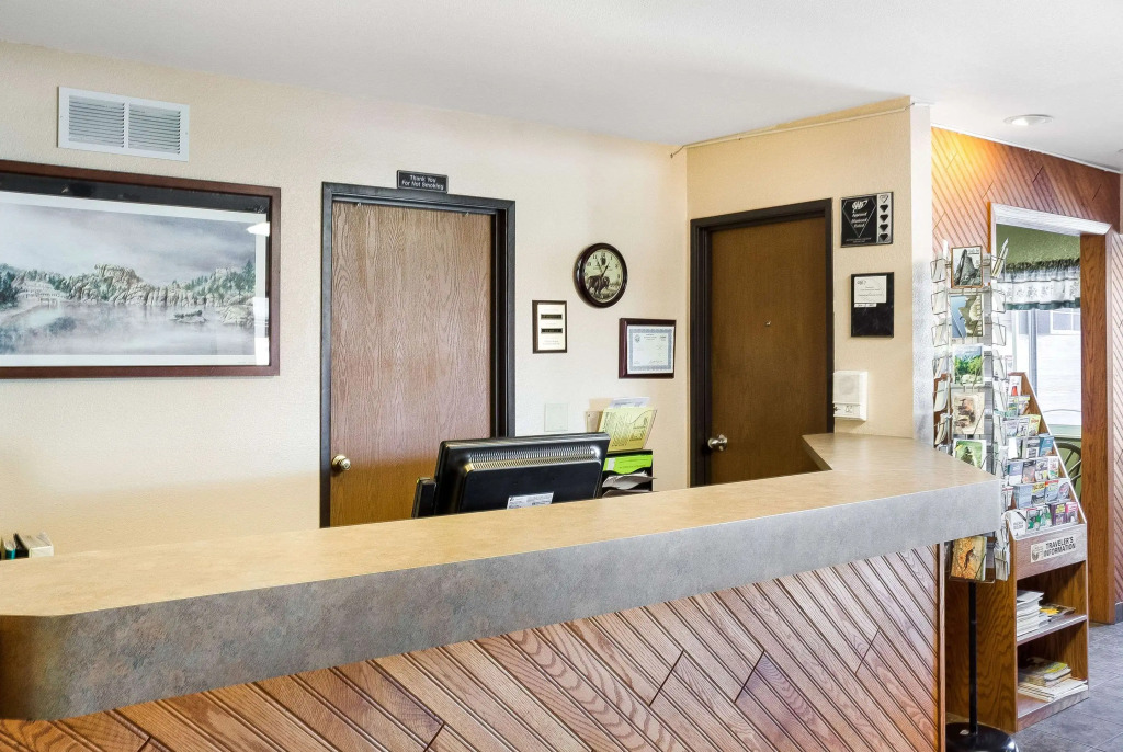 Econo Lodge, Downtown Custer Near Custer State Park and Mt Rushmore