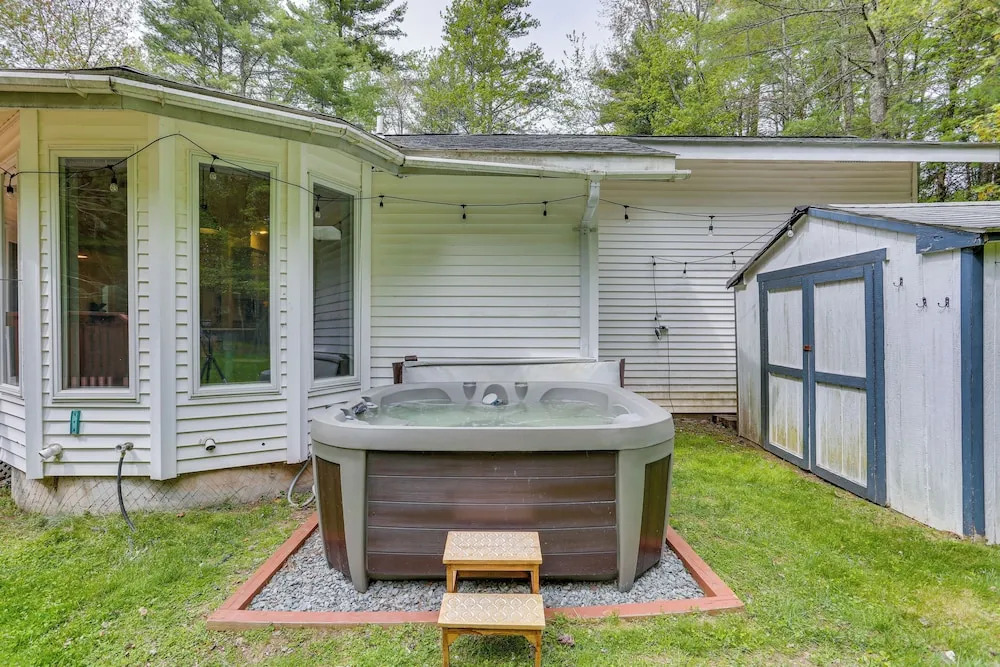 Charming Swan Lake Apartment w/ Deck!
