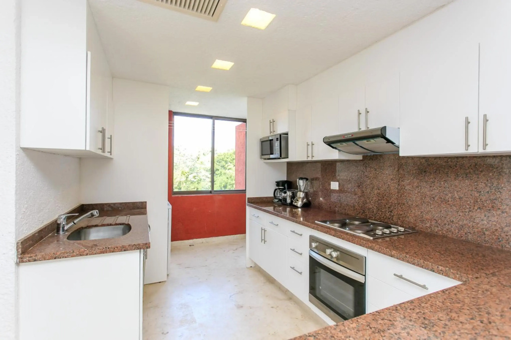 Colorful PH with private rooftop & pool in Playacar!