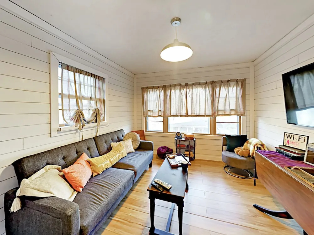 Retro-chic 1920s Bungalow - 2 Bedroom Cabin