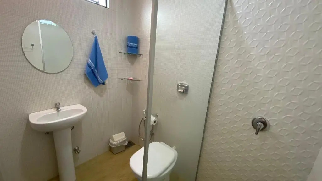 Agradable dormitorio en suite con estacionamiento privado