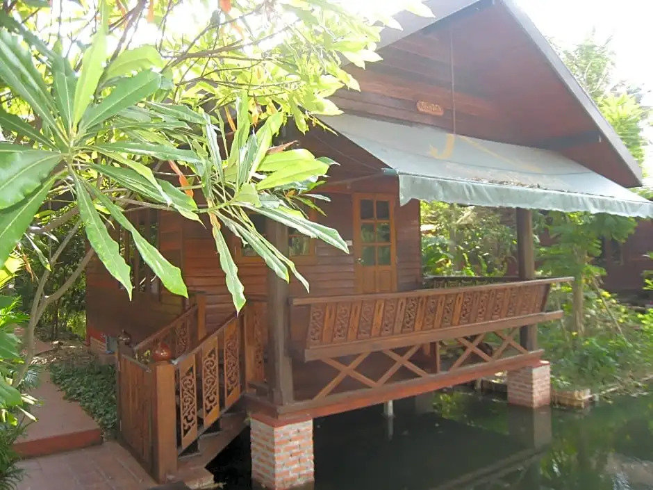 Baansuan Amphawan Resort