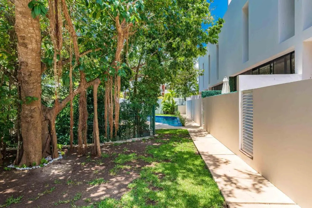 Entire House- 3BR with Private Roof Top Deck