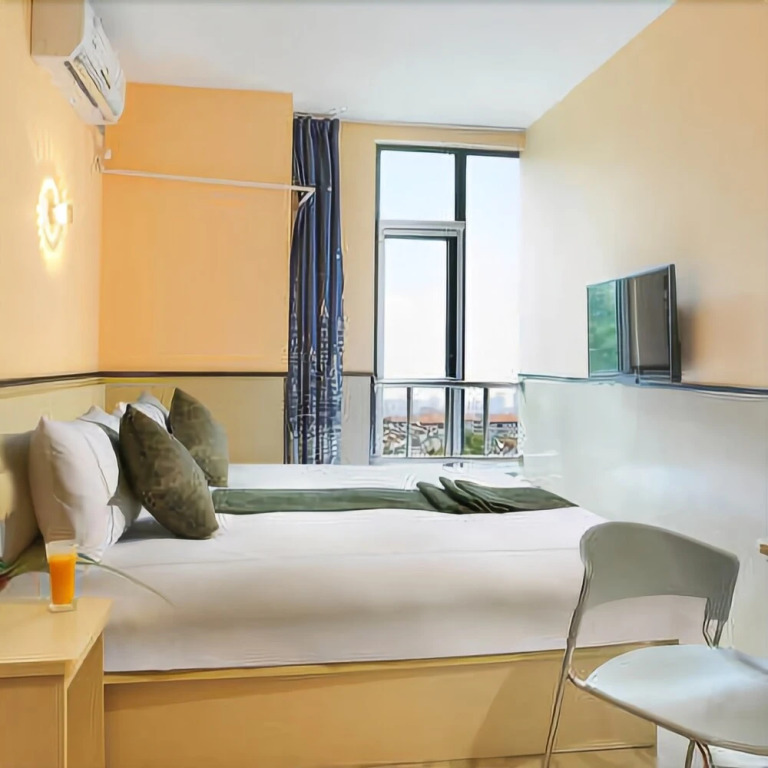 M Home Community Hotel (Shanghai Wuning Road Metro Station Branch)