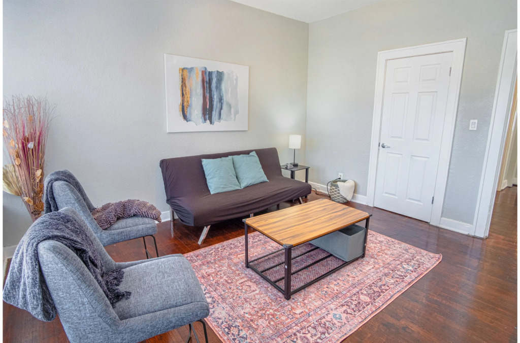 Trendy 3 BR Prime Apt Near Downtown
