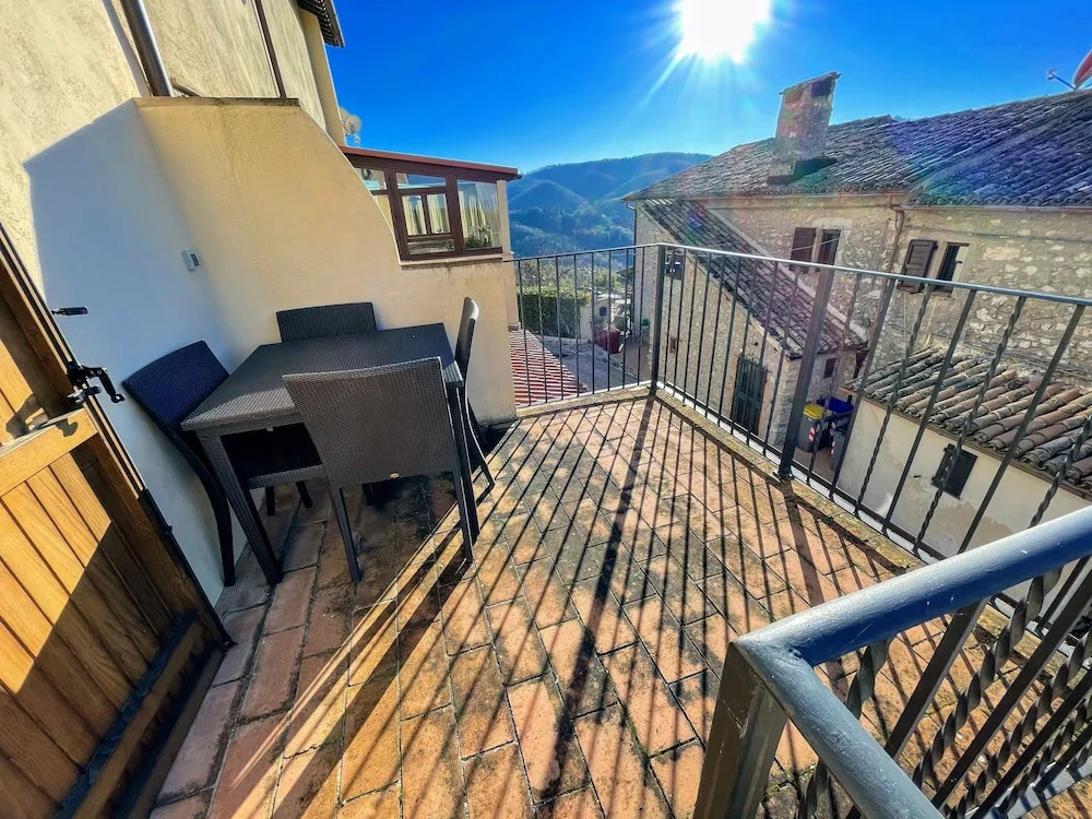Vicolo - sleeps 5 with air con, wifi, balcony for dining and pool