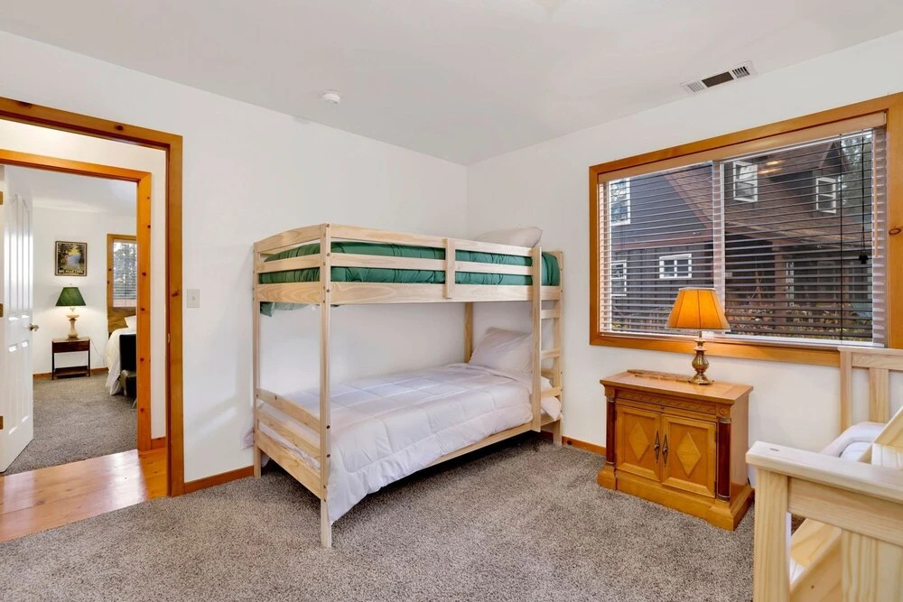 2242 - Happy Hour Inn 3 Bedroom Home by Redawning