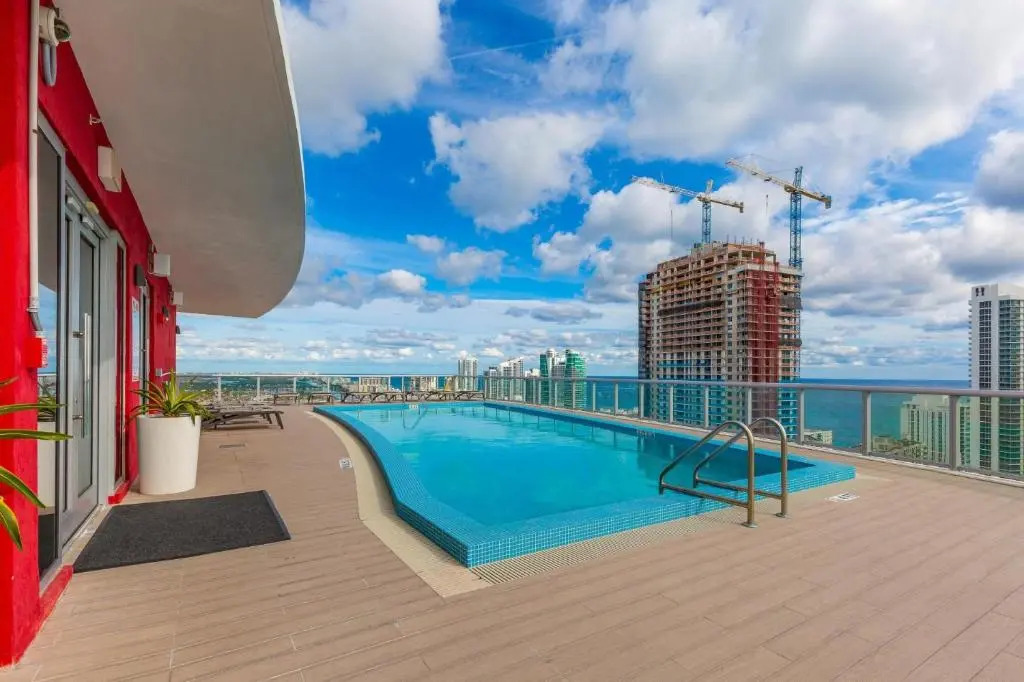 2/2 Miami - Panoramic views at Beachwalk Resort 27th for 6 guests by Ammos VR