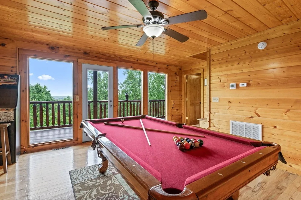 Panoramic View 6 Bedroom Cabin by RedAwning