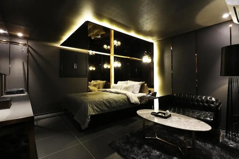 THE GRAY HOTEL