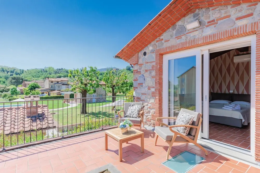 Farmhouse in Lucca with Infinity Pool