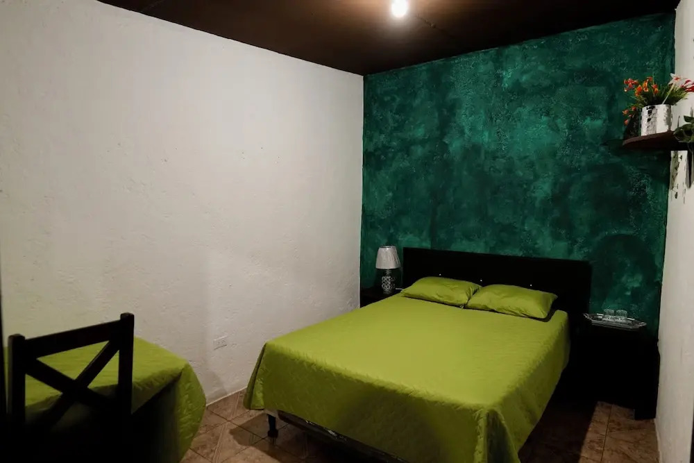 Budget Private Rooms - Wonderland B&B - Shuttle services available