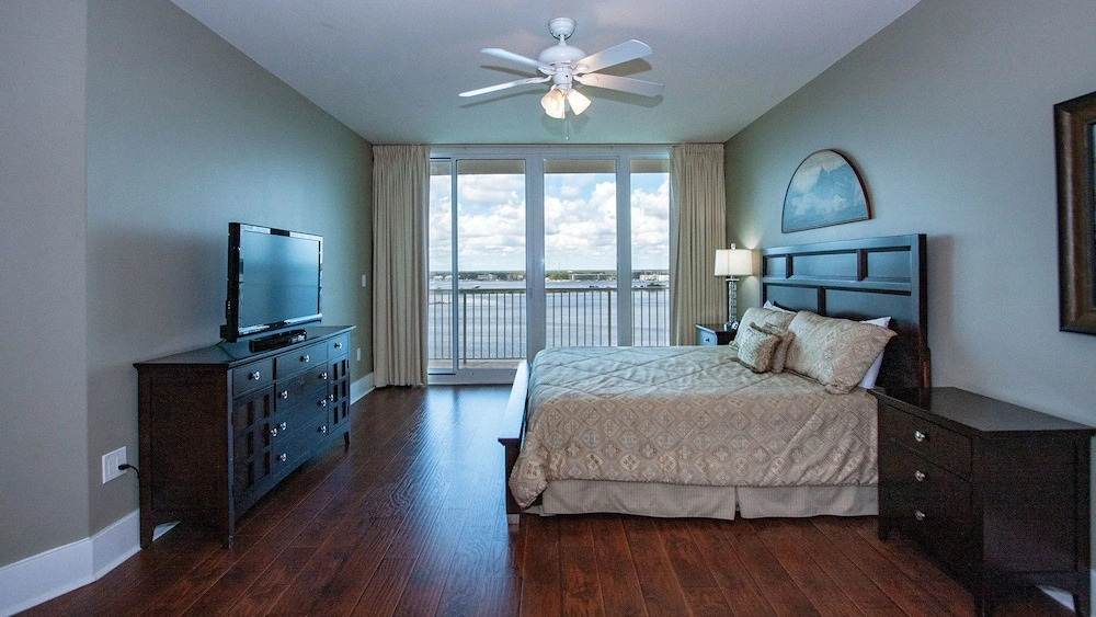 Corner Condo With Panoramic Views - Unit Crd1102