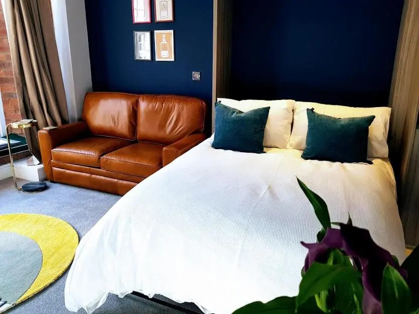 Cocoa Lily - River fronted studio with secure parking