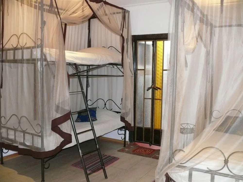 Zig Zag Town Lodge - Hostel