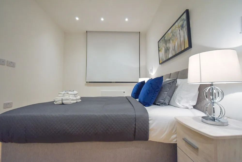 Silbury MK City Apartment With Parking