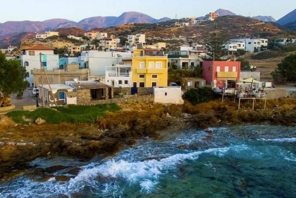 ROMANTIC HOUSE 6 STEPS FROM THE SEA