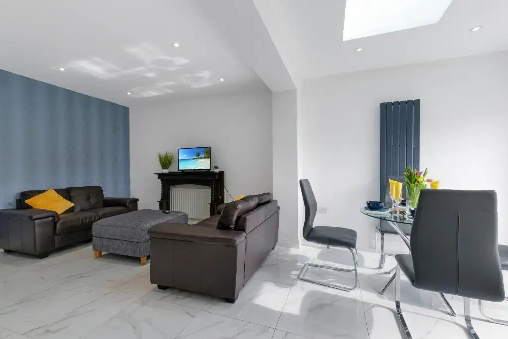 Harrow Hse 3 Bedrooms 2 Bathrooms Off Road Parking