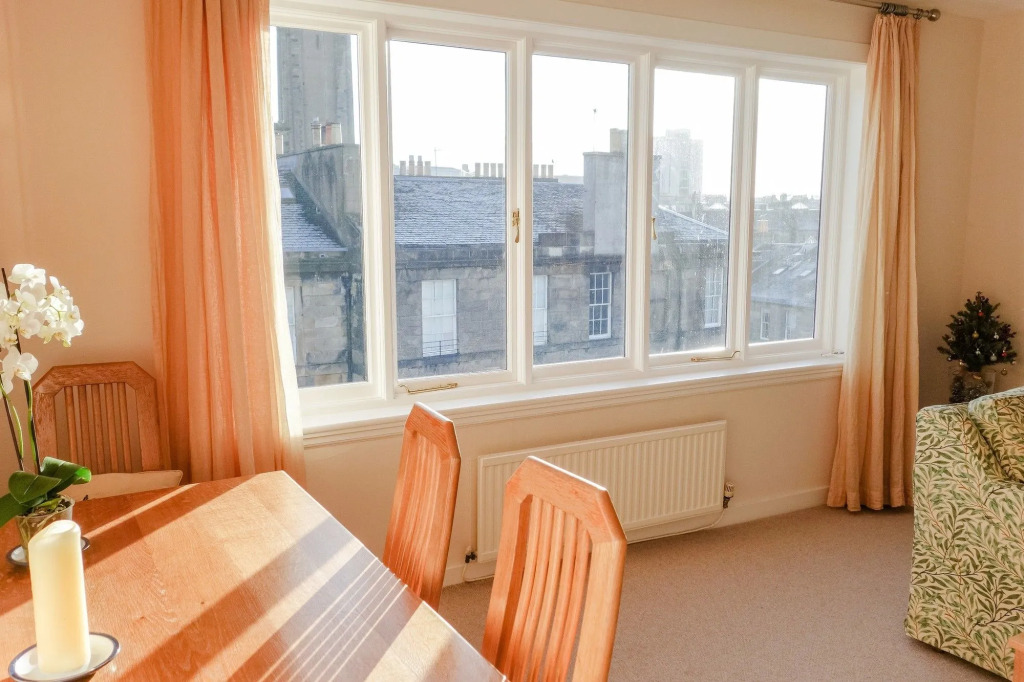 Sophisticated Edinburgh Apartment in City Centre