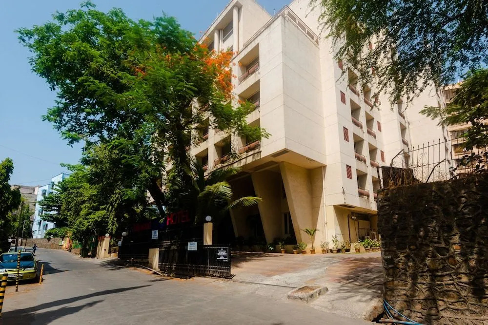 Capital O 40728 Bollywood Design Hotel