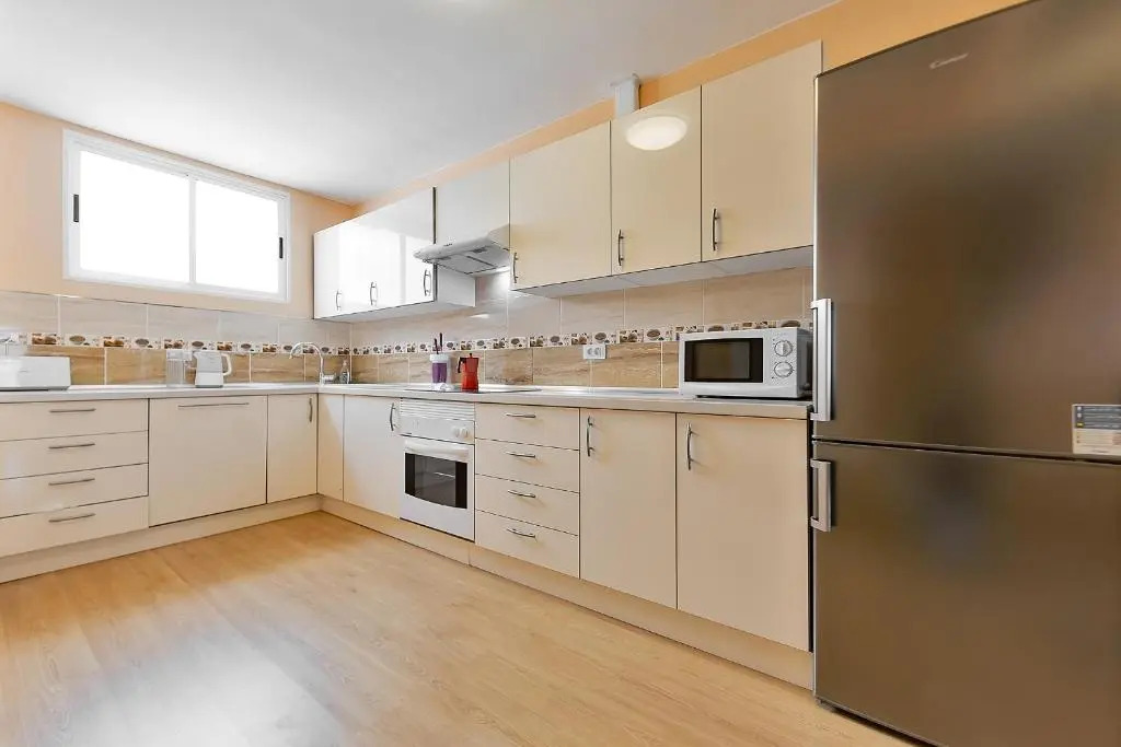 YELLOW 3 bedroom large apartment for 10 guests
