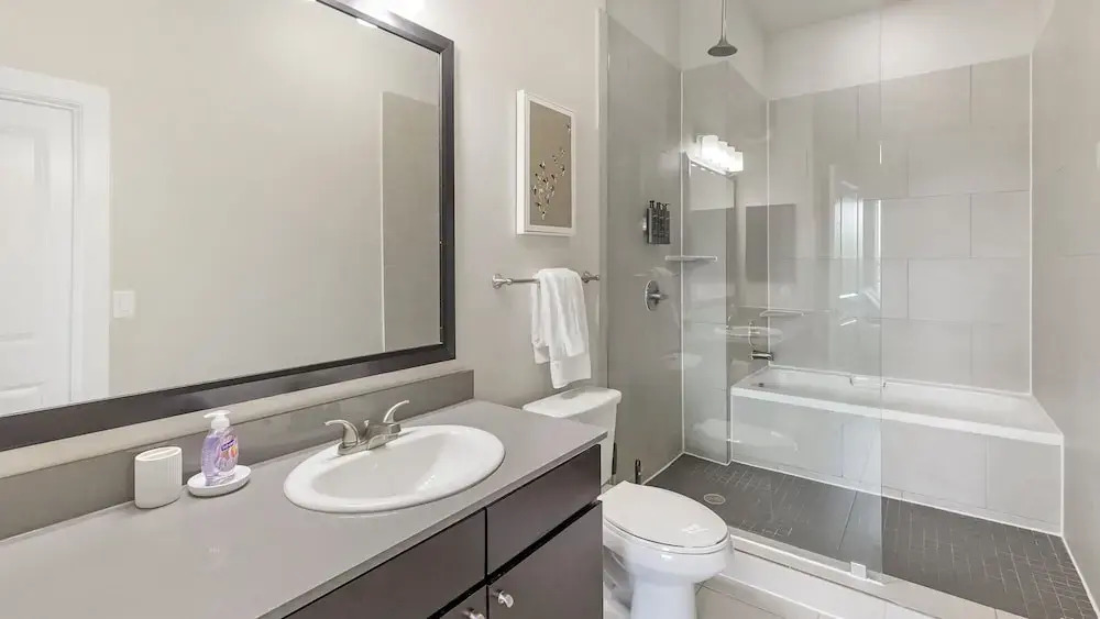 Landing Beautiful 1BD Yoga Studio Gym