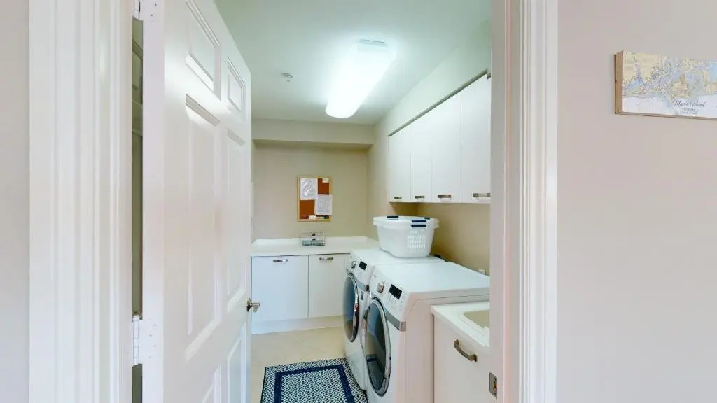 Luxury 3 Bed Condo at Popular Esplanade Overlooking Smokehouse Bay