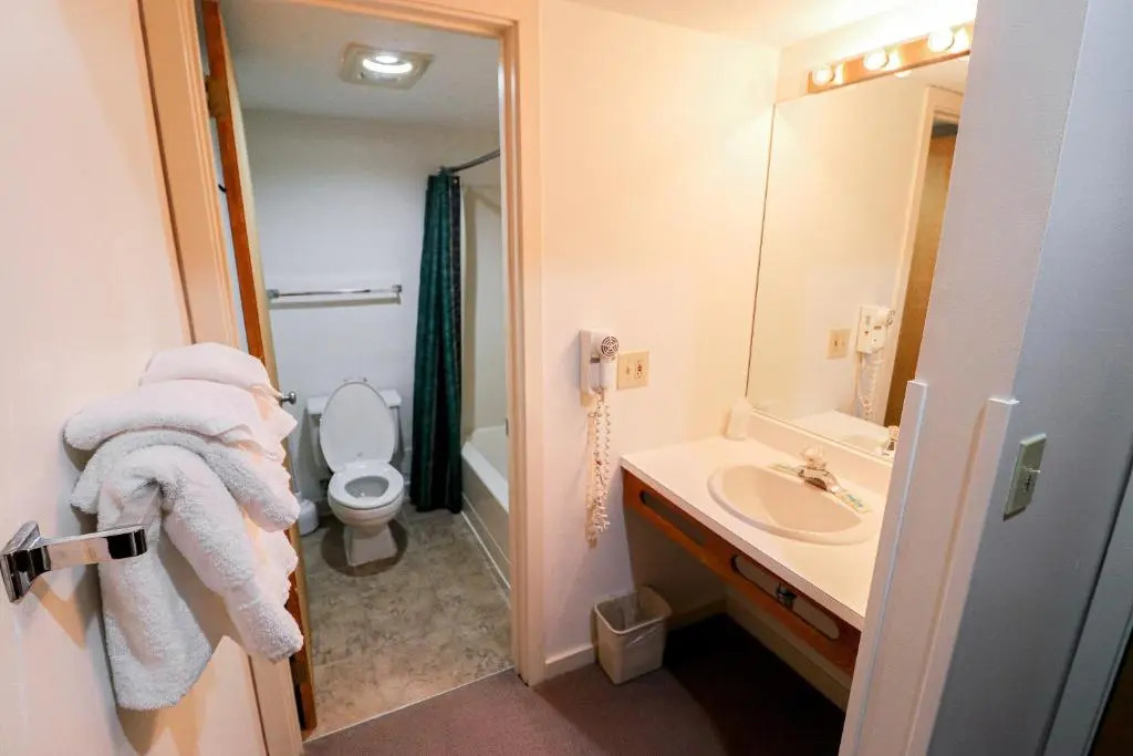 Cedarbrook Hotel Room w/2 Doubles 218