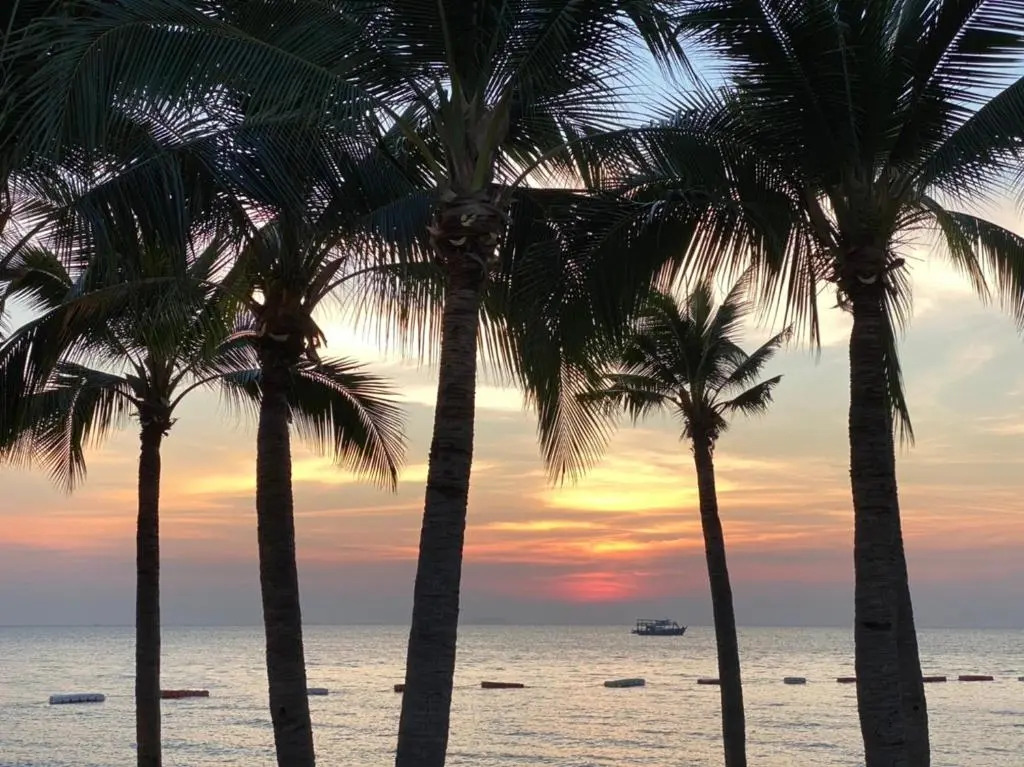 LUXURIOUS APARTMENT at VILLA NAVIN, 30's JOMTIEN BEACH