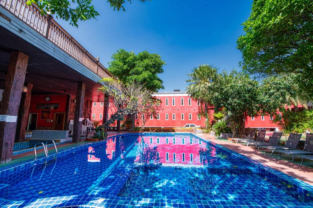 The Train Resort - Your Relaxing Resort with Large Pool & Jacuzzi