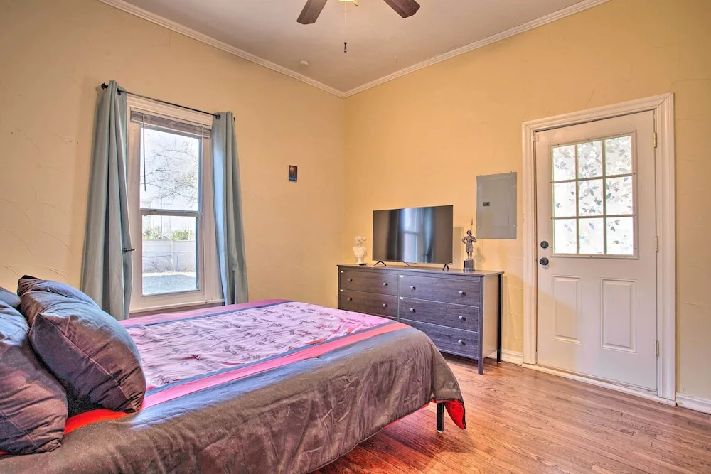 Pet-friendly OKC Home w/ Yard ~ 5 Mi to Dtwn!